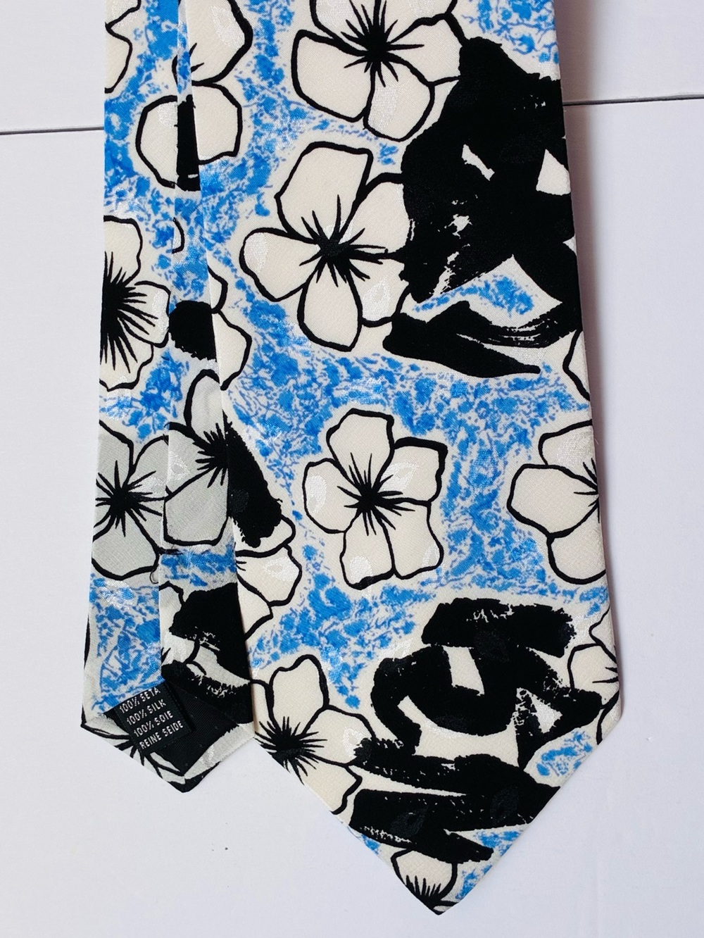 NWOT Vintage Buccelli Italy Silk Tie Mens NOS Floral Blue White Black Necktie